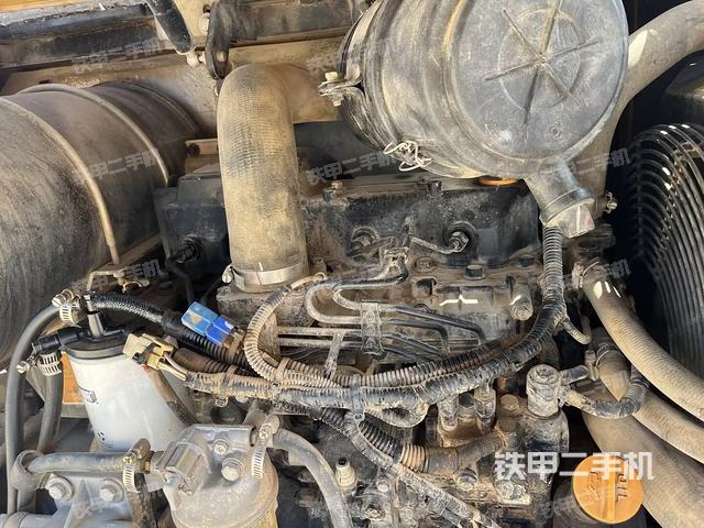 回轉(zhuǎn)馬達和主控閥(整機外觀) 回轉(zhuǎn)馬達和主控閥(整機外觀)