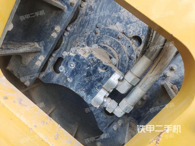 后輪右側(cè)全景（壓路機前后車架）