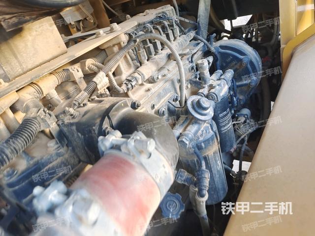 發(fā)動機上部全景（壓路機發(fā)動機艙）