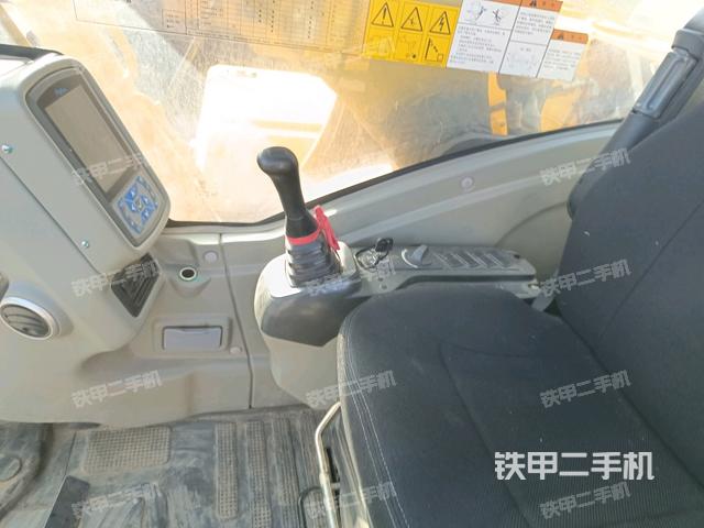 座椅右側控制臺/鑰匙門/油門/含右手柄(駕駛室部分) 座椅右側控制臺/鑰匙門/油門/含右手柄(駕駛室部分)