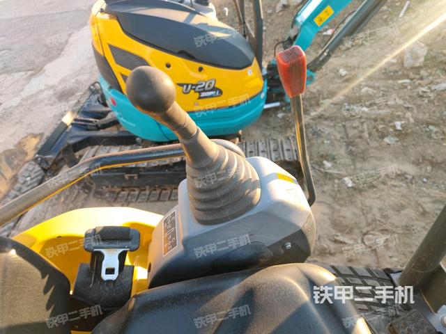 座椅左側(cè)控制臺/音響/含左手柄(駕駛室部分) 座椅左側(cè)控制臺/音響/含左手柄(駕駛室部分)