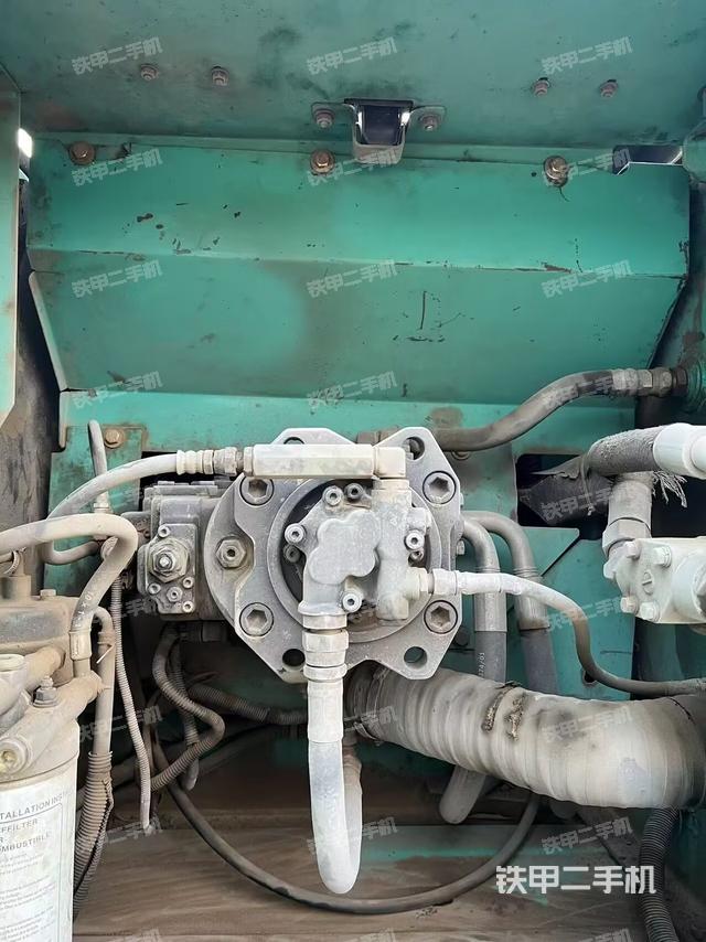 液壓泵艙室正面整體(整機(jī)外觀) 液壓泵艙室正面整體(整機(jī)外觀)