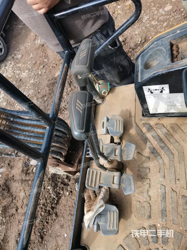 行走控制手柄和踏板?俯拍（駕駛室部分）