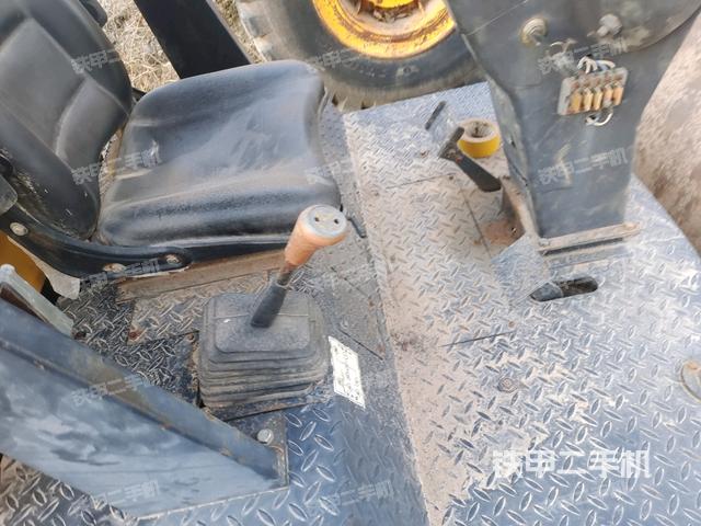 操作臺全景（壓路機駕駛室）