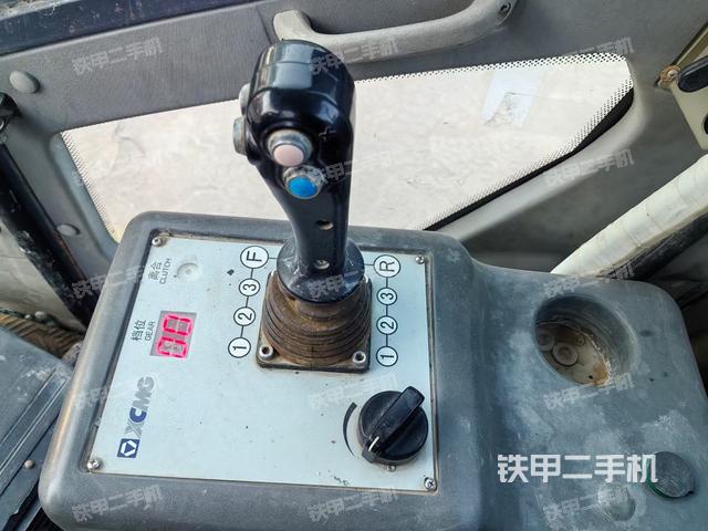 駕駛室操作臺(tái)(設(shè)備外觀及核心部件) 駕駛室操作臺(tái)(設(shè)備外觀及核心部件)