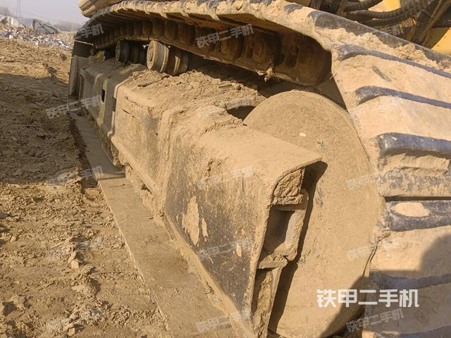 單側(cè)履帶整體(整機(jī)外觀) 單側(cè)履帶整體(整機(jī)外觀)