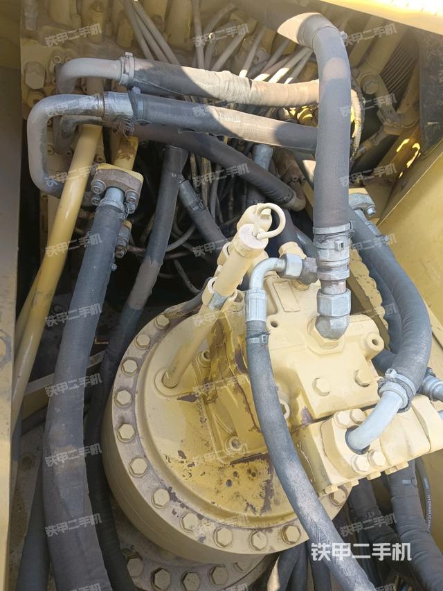 回轉(zhuǎn)馬達(dá)和主控閥(整機(jī)外觀) 回轉(zhuǎn)馬達(dá)和主控閥(整機(jī)外觀)