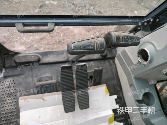 行走控制手柄和踏板?俯拍（駕駛室部分）