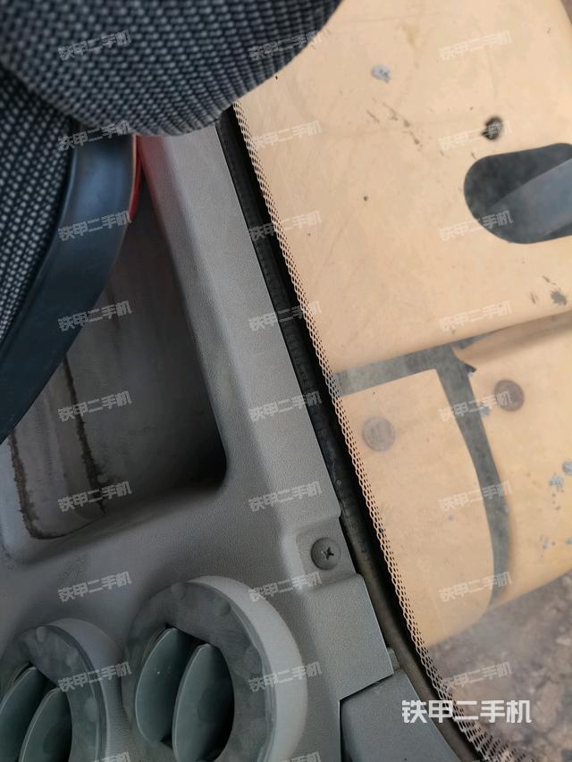 行走控制手柄和踏板?俯拍（駕駛室部分）