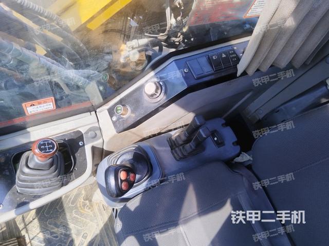 左后方玻璃角標（駕駛室部分）