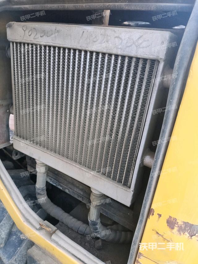 發(fā)動機艙液壓泵全景（壓路機發(fā)動機艙）