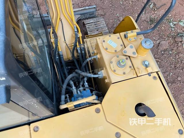 轉(zhuǎn)盤和下車架正前(工作和回轉(zhuǎn)裝置) 轉(zhuǎn)盤和下車架正前(工作和回轉(zhuǎn)裝置)