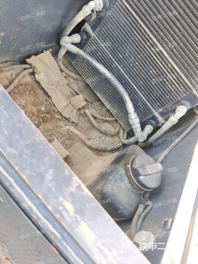 發(fā)動機右側(cè)全景（壓路機發(fā)動機艙）