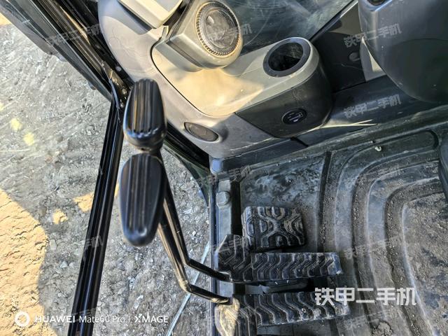行走控制手柄和踏板?俯拍(駕駛室部分) 行走控制手柄和踏板?俯拍(駕駛室部分)