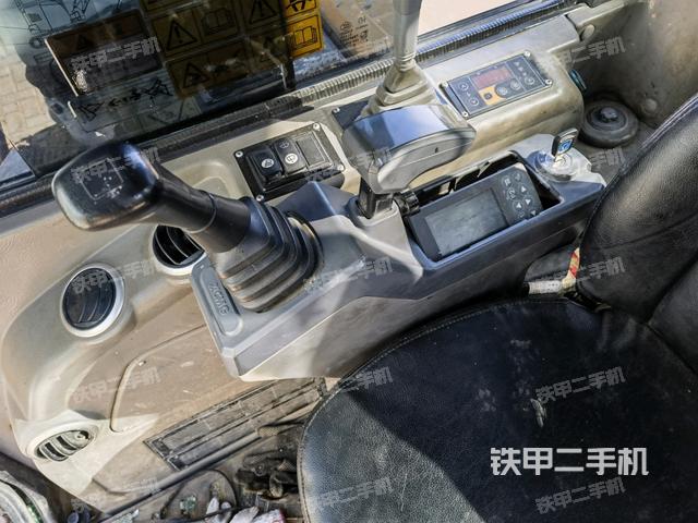座椅右側(cè)控制臺(tái)/鑰匙門/油門/含右手柄(駕駛室部分) 座椅右側(cè)控制臺(tái)/鑰匙門/油門/含右手柄(駕駛室部分)