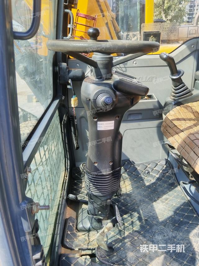 行走控制手柄和踏板?俯拍（駕駛室部分）