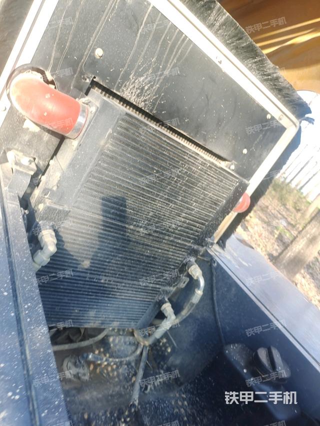 發(fā)動機上部全景（壓路機發(fā)動機艙）