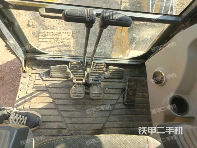 行走控制手柄和踏板?俯拍（駕駛室部分）