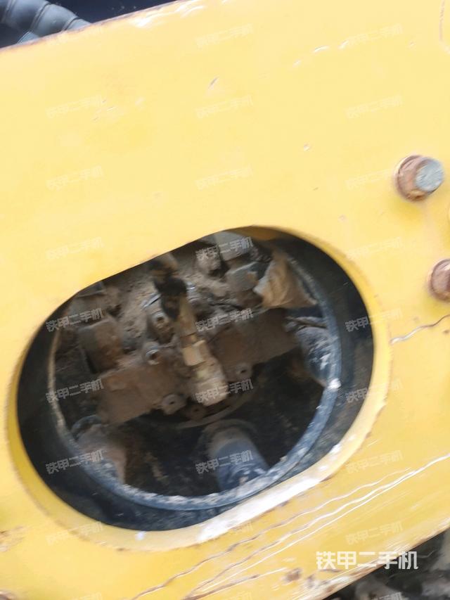 后輪左側(cè)全景（壓路機前后車架）