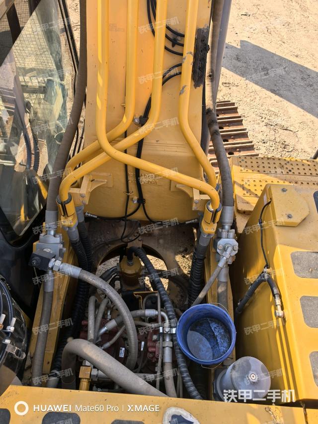 駕駛室頂部(整機(jī)外觀) 駕駛室頂部(整機(jī)外觀)