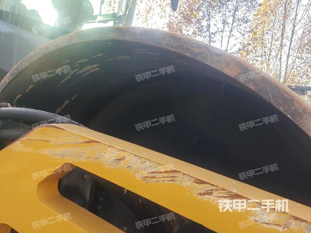 后輪左側(cè)全景（壓路機前后車架）