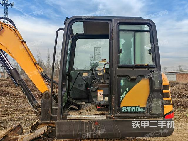 駕駛室整體(整機(jī)外觀) 駕駛室整體(整機(jī)外觀)