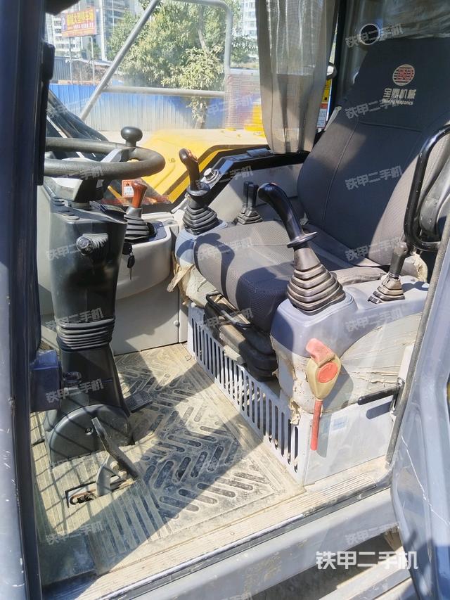 行走控制手柄和踏板?俯拍（駕駛室部分）