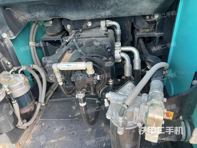 液壓泵艙室正面整體（整機外觀）