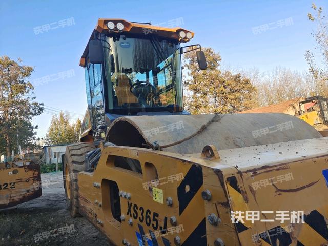 右前45°（壓路機整機外觀）