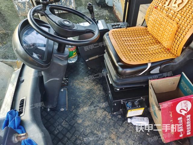 駕駛室頂蓬內(nèi)（壓路機駕駛室）