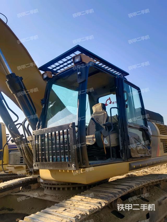 駕駛室整體(整機(jī)外觀) 駕駛室整體(整機(jī)外觀)