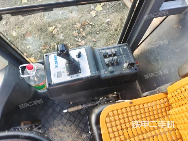 操作臺全景（壓路機駕駛室）