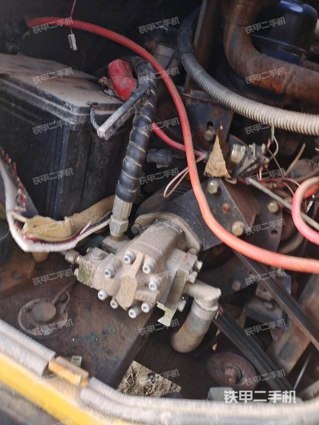 發(fā)動機左側(cè)全景（壓路機發(fā)動機艙）