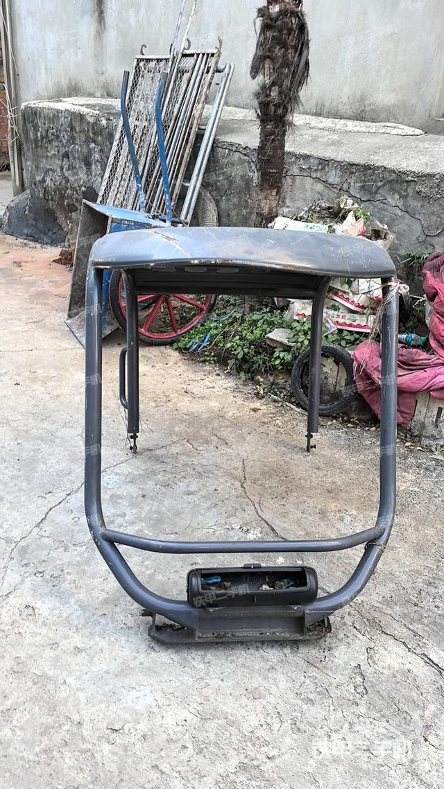 后窗玻璃角標(駕駛室部分) 后窗玻璃角標(駕駛室部分)