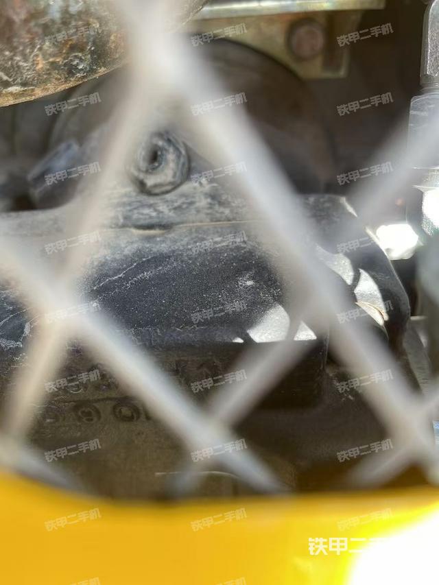 液壓泵艙室正面整體(整機外觀) 液壓泵艙室正面整體(整機外觀)