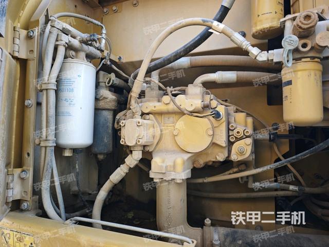 液壓泵艙室正面整體（整機外觀）