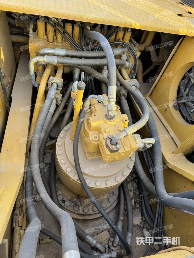 回轉(zhuǎn)馬達(dá)和主控閥（整機(jī)外觀）