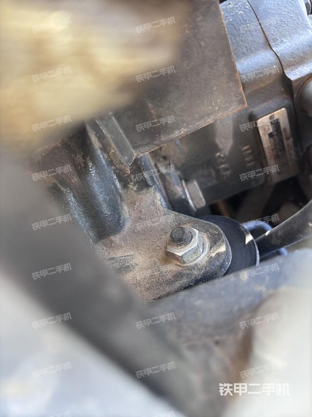 液壓泵艙室正面整體(整機外觀) 液壓泵艙室正面整體(整機外觀)