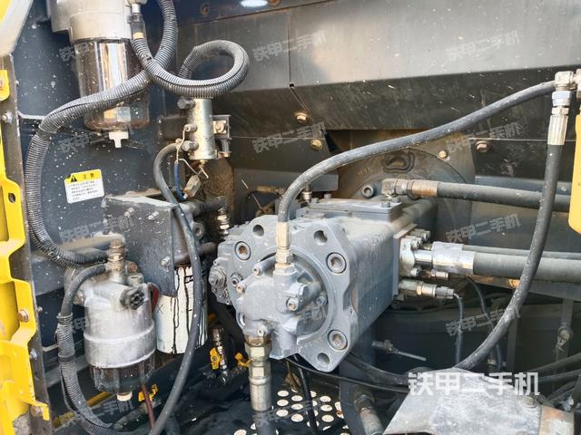 液壓泵艙室正面整體(整機(jī)外觀) 液壓泵艙室正面整體(整機(jī)外觀)