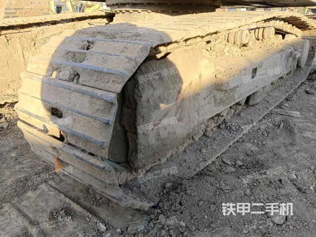 單側(cè)履帶整體(整機(jī)外觀) 單側(cè)履帶整體(整機(jī)外觀)
