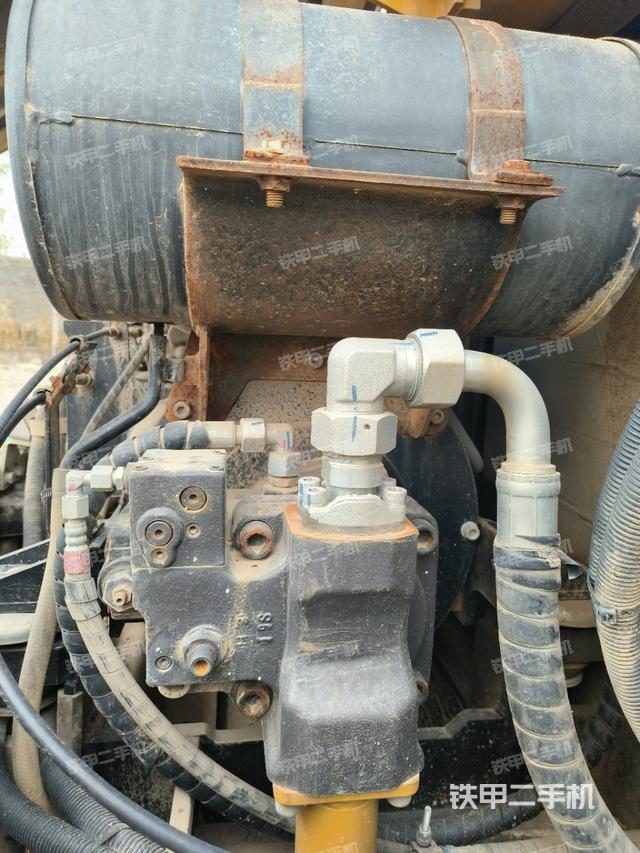 液壓泵艙室正面整體(整機外觀) 液壓泵艙室正面整體(整機外觀)