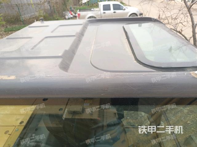 駕駛室頂部(整機(jī)外觀) 駕駛室頂部(整機(jī)外觀)