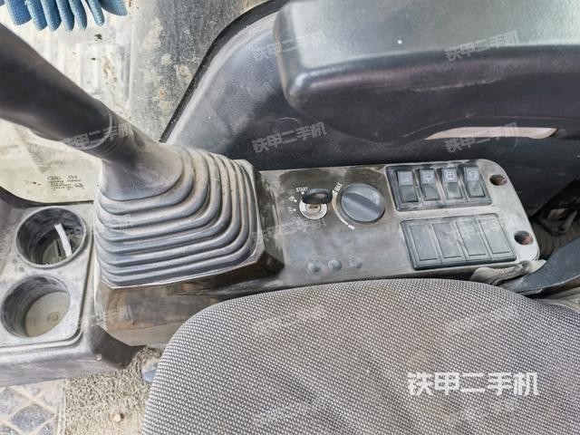 座椅右側(cè)控制臺/鑰匙門/油門/含右手柄(駕駛室部分) 座椅右側(cè)控制臺/鑰匙門/油門/含右手柄(駕駛室部分)