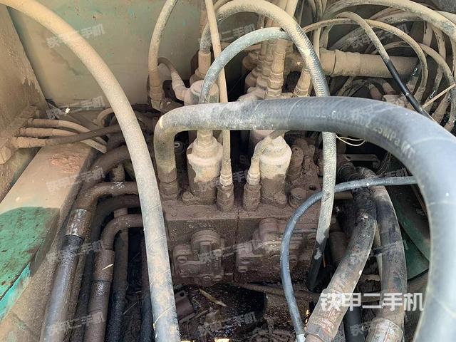 回轉(zhuǎn)馬達(dá)和主控閥(整機(jī)外觀) 回轉(zhuǎn)馬達(dá)和主控閥(整機(jī)外觀)