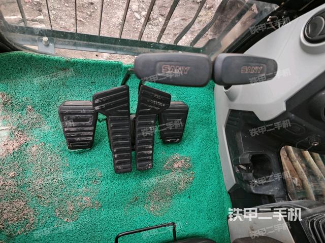 行走控制手柄和踏板?俯拍（駕駛室部分）