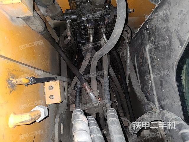 回轉(zhuǎn)馬達(dá)和主控閥（整機(jī)外觀）