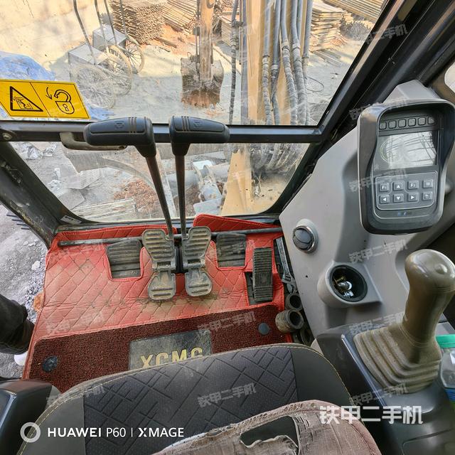 行走控制手柄和踏板?俯拍（駕駛室部分）