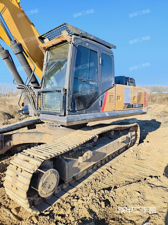 駕駛室頂部(整機(jī)外觀) 駕駛室頂部(整機(jī)外觀)