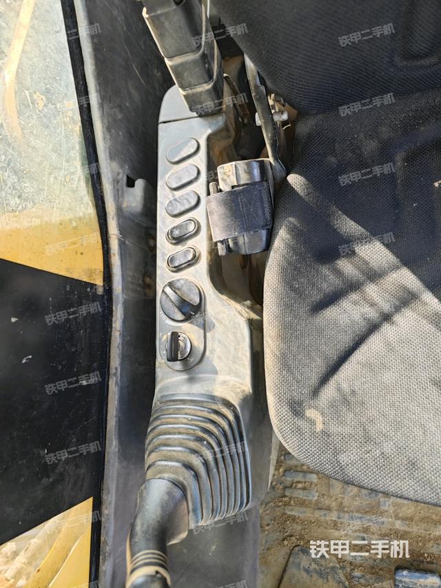 座椅右側(cè)控制臺/鑰匙門/油門/含右手柄（駕駛室部分）