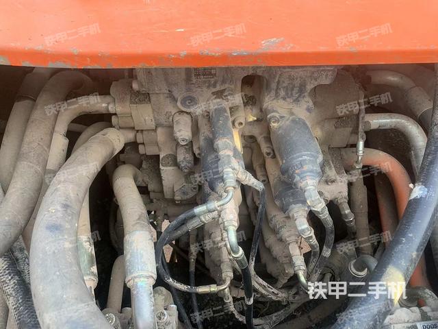 回轉(zhuǎn)馬達(dá)和主控閥（整機(jī)外觀）